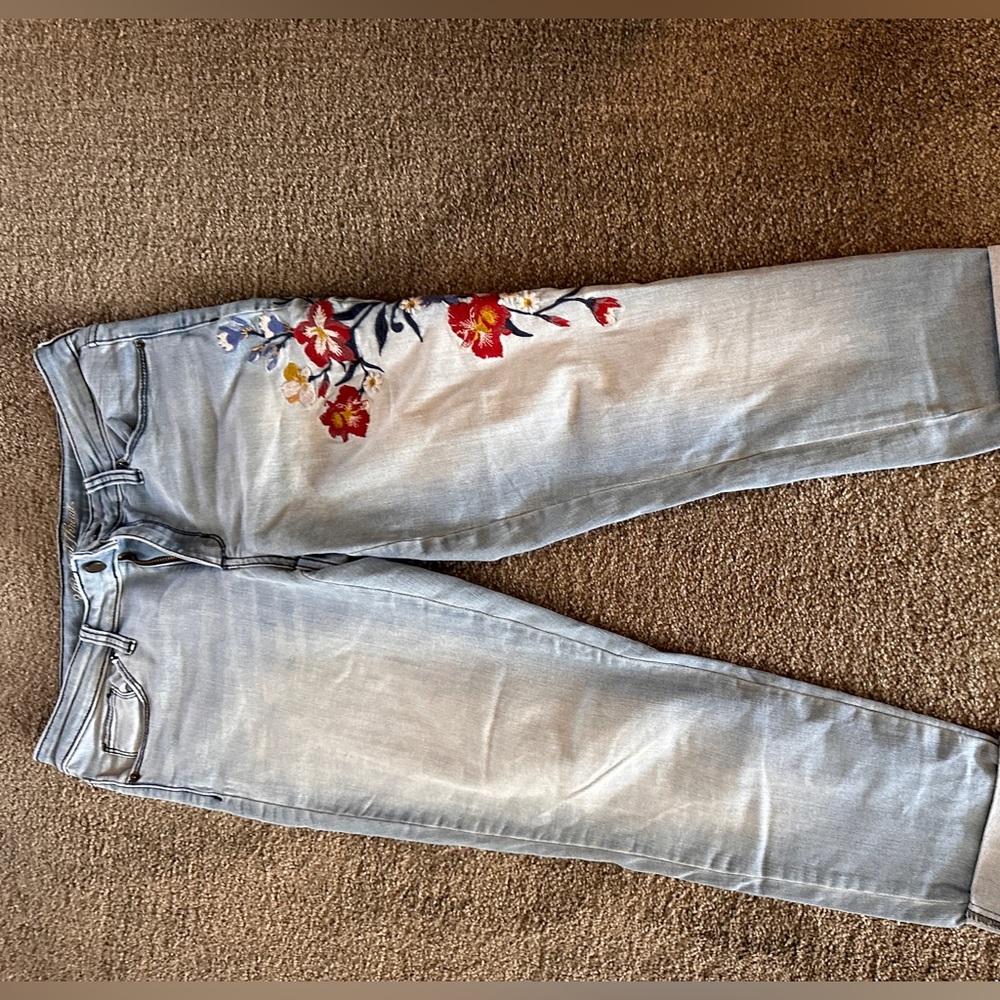 Light denim jeans with embroidery.
